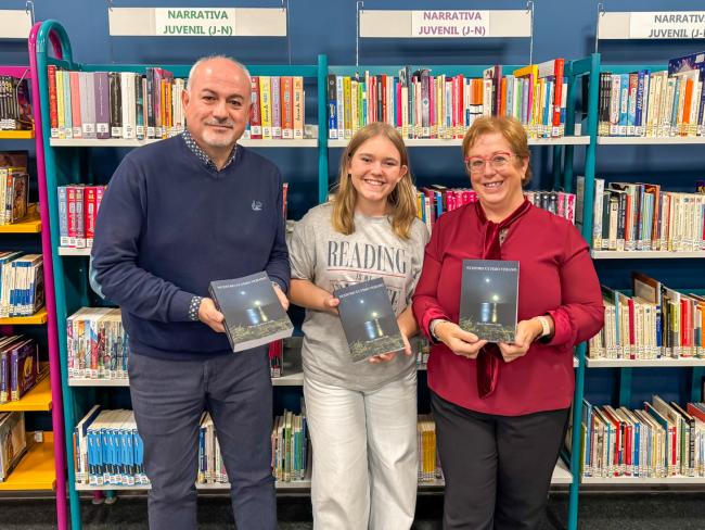 El concejal de Cultura, José Antonio Moreno y la responsable de las bibliotecas, Pilar Montes, junto a la joven autora, Alesia Andrea Grab, en la presentación de “Nuestro último verano” 
