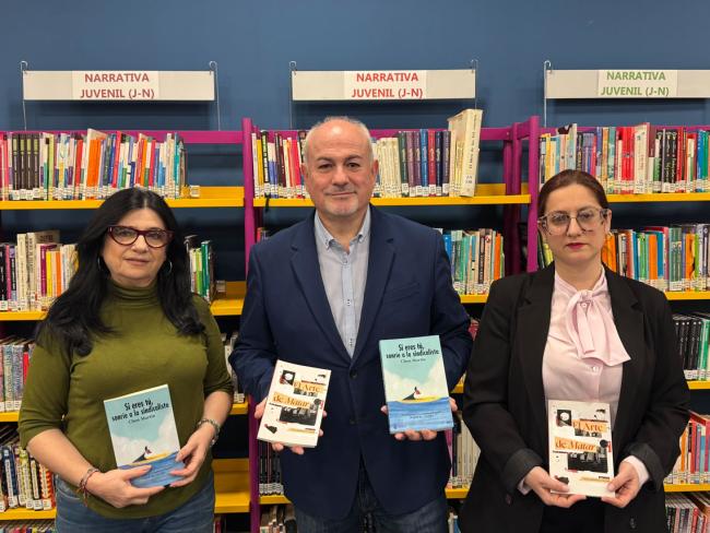 El concejal de Cultura, José Antonio Moreno, junto a las autoras locales, Chon Martín y Noa González, en la Biblioteca Gabriel Celaya