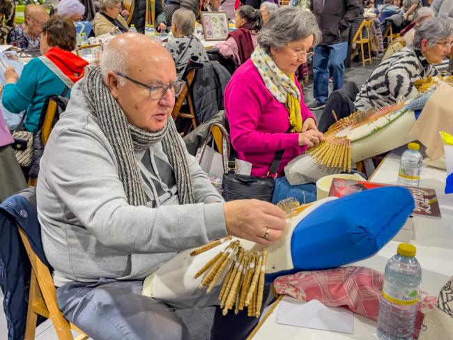 El encaje de bolillos es una técnica de encaje textil, considerada como un oficio artesanal, que consiste en entretejer hilos que están enrollados en bobinas