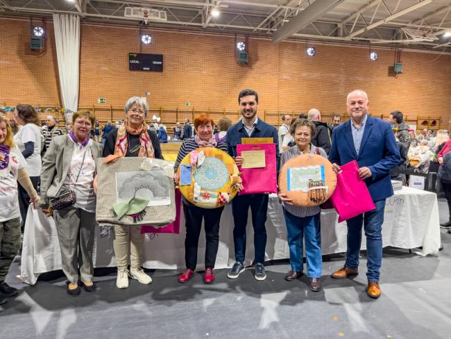 El alcalde, Alejandro Navarro y el concejal de Cultura, José Antonio Moreno, con las tres premiadas a los mejores trabajos realizados durante el encuentro de bolillos