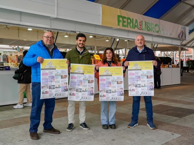 El alcalde, Alejandro Navarro Prieto, el concejal de Cultura, José Antonio Moreno, Augusto Mateos, de la Asociación de Libreros Cervantes, y escritores locales que van a participar en la Feria del Libro de Ocasión