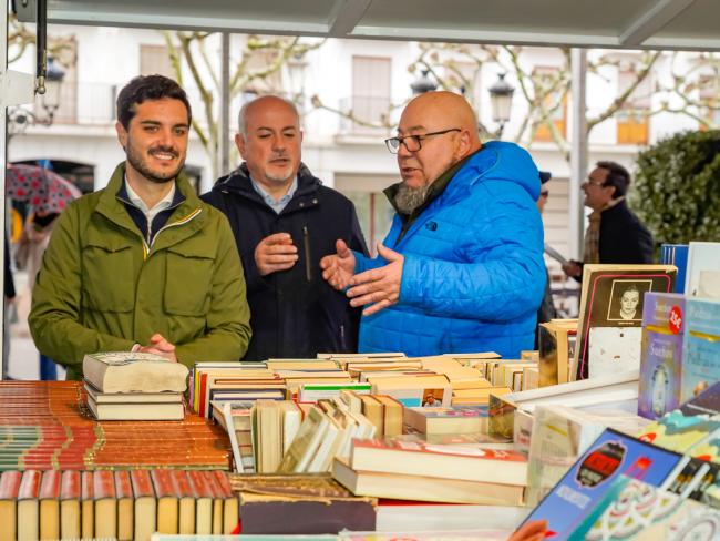 Alejandro Navarro, José Antonio Moreno y Augusto Mateos visitando la Feria del Libro de Ocasión 