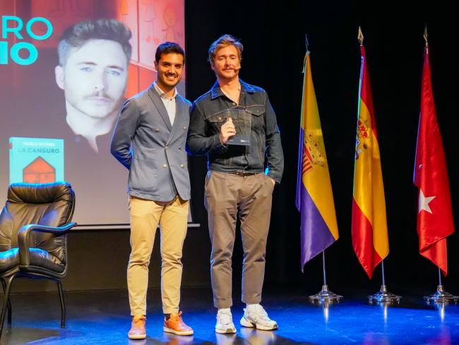El alcalde entregó al escritor una réplica de la fachada del Ayuntamiento  como recuerdo de su visita