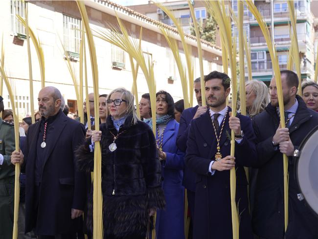 El alcalde, Alejandro Navarro Prieto, el presidente del Senado, Pedro Rollán, el primer teniente de alcalde, Víctor Miranda, la presidenta de la Real e Ilustre Hermandad de Nuestra Señora del Rosario Coronada, Cristina Vidales, y otros concejales torrejoneros en la Procesión del Domingo de Ramos