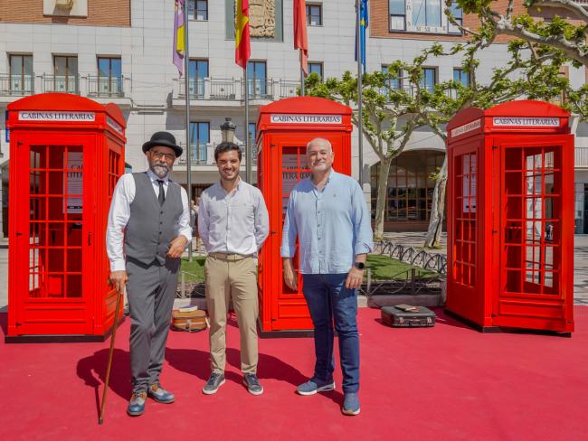 El alcalde, Alejandro Navarro, y el concejal de Cultura, José Antonio Moreno, visitando las cabinas