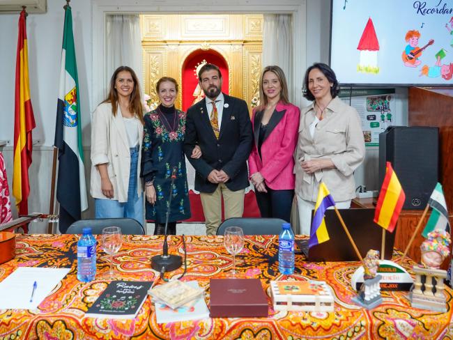 Jornada de inauguración con María Eugenia Gil, 2ª teniente de alcalde y concejala de Festejos e Igualdad, Esperanza Fernández, concejala de Medio Ambiente, Ana Verónica González, concejala e Mayores y Voluntariado, Lumi Pérez, cantante y Jesús Esperalta, presidente del Círculo Extremeño