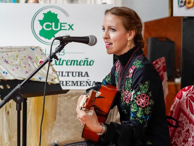 Inauguración de la Semana Cultural con actuación con música tradicional con el cancionero “Cantando y Recordando” de Lumi Pérez