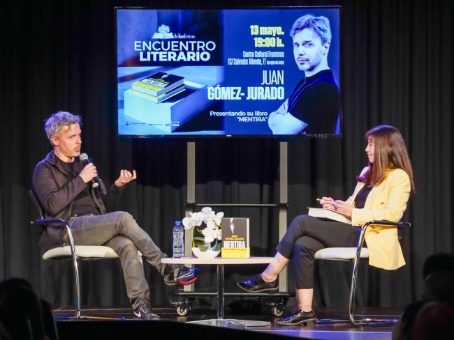 Un momento de la entrevista del encuentro literario
