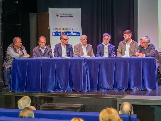 José María Merino con Javier Hermoso Iglesias, del Centro Médico Dr. Hermoso; José Luis Fernández González, del Grupo Comillas Inmobiliaria; Martín Agenjo, de la empresa Martín Agenjo Instalaciones y Agenjo Judith Suministros; César Rivero del Hoyo, de Bombas Intercal; Javier Fresneda Barba, de la Ferretería Javier; Carmelo Pérez Martín, de Artes Gráficas Dehon