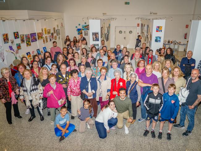 El alcalde, Alejandro Navarro Prieto, y el concejal de Cultura, José Antonio Moreno, con los alumnos y profesores de los talleres y cursos de la Casa de la Cultura, en la inauguración de la muestra