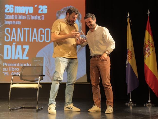 El alcalde, Alejandro Navarro, le entregó un recuerdo a Santiago Díaz