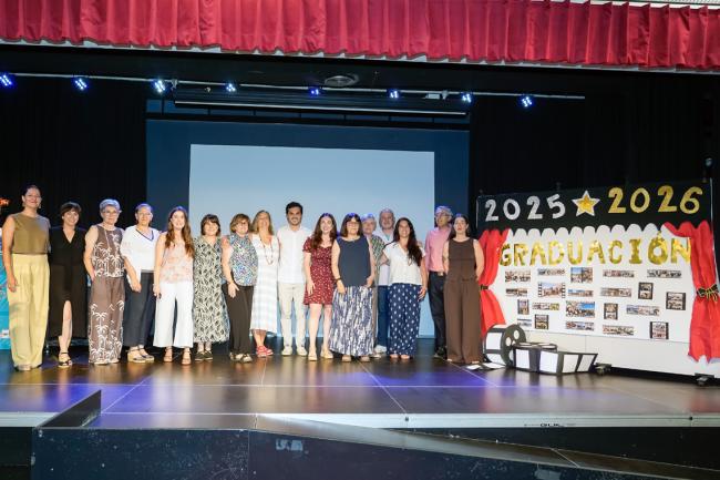 El alcalde, Alejandro Navarro Prieto, y el concejal de Cultura, José Antonio Moreno, con los profesores