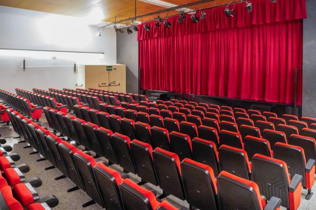 Una de las actuaciones más destacadas ha sido la instalación de estores opacos, que permiten conseguir la oscuridad absoluta necesaria para el funcionamiento de una sala de cine