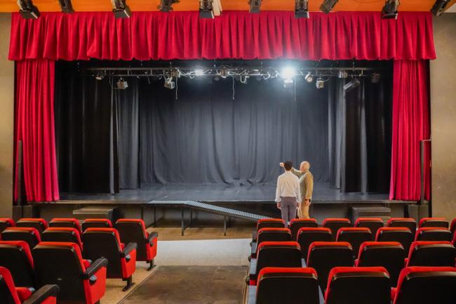 El escenario también ha experimentado una importante transformación, que ha permitido dotarle de las condiciones necesarias para acoger representaciones teatrales profesionales