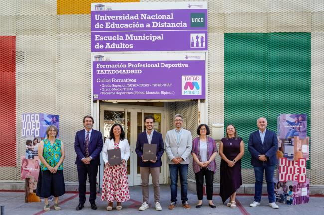El alcalde, Alejandro Navarro Prieto; el concejal de Cultura, José Antonio Moreno; la directora del Centro Asociado UNED Madrid y del Campus de Madrid, Yolanda Agudo; el coordinador de la UNED Coslada y Torrejón, Juan Antonio Moriano; la secretaria general, Carmen Muñoz; la subdirectora de Ordenación Académica, Carmen López; la subdirectora de Infraestructuras Esther Gil; y el subdirector de Tecnología y Calidad, Arturo Galán González