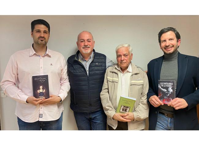 El concejal de Cultura, José Antonio Moreno, con los escritores locales, Mario Benito, José María Pérez y Miguel Ángel García con sus respectivos libros